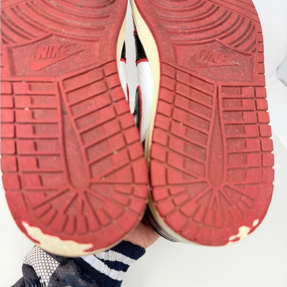 Size 9.5 - Jordan 1 Retro High Bloodline 2019 / 555088-062 - Picture 16 of 16